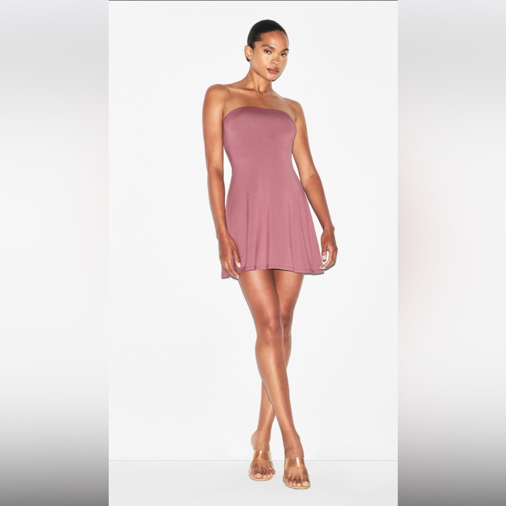 SKIMS SMOOTH LOUNGE
STRAPLESS MINI DRESS SMALL